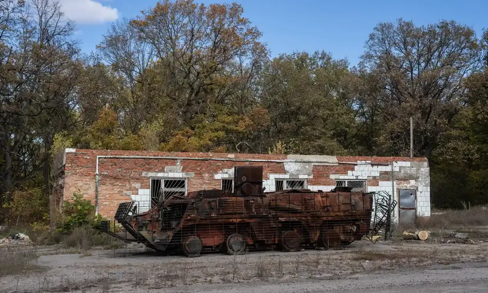 Một xe bọc thép bị phá hủy trong một cuộc giao tranh giữa các lực lượng Ukraine và Nga gần tỉnh Kharkiv. Ảnh GETTY IMAGES Một xe bọc thép bị phá hủy trong một cuộc giao tranh giữa các lực lượng Ukraine và Nga gần tỉnh Kharkiv. Ảnh GETTY IMAGES