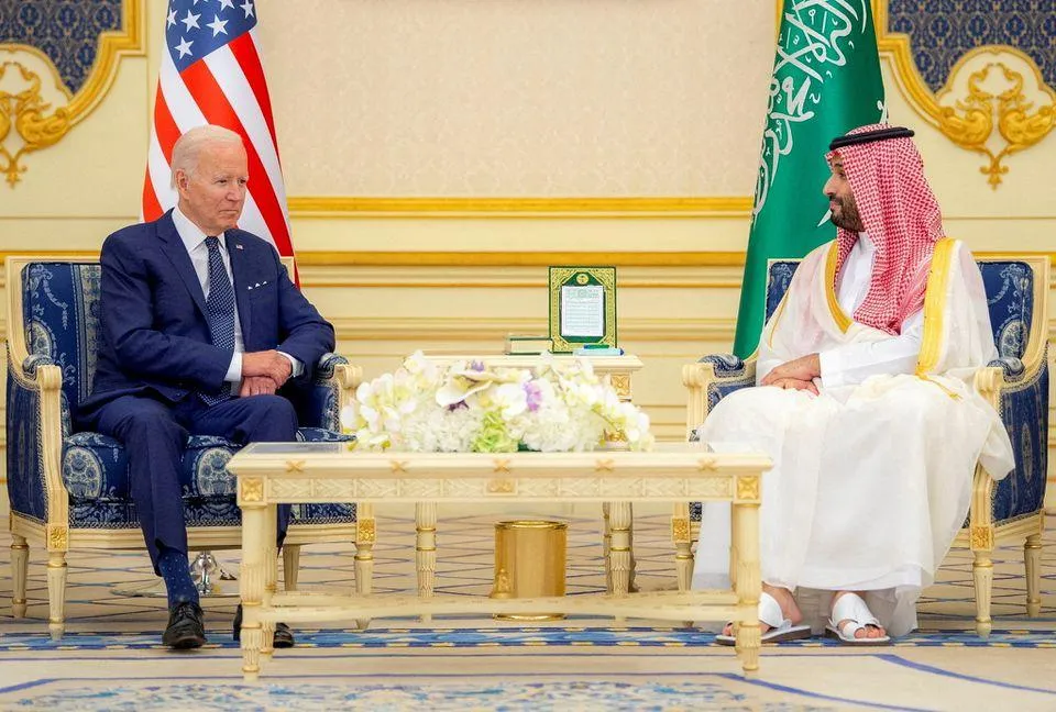 Tổng thống Mỹ Joe Biden và Thái tử Mohammed bin Salman của Saudi Arabia gặp nhau tại Cung điện Al Salman (Saudi Arabia) ngày 15-7. Ảnh: REUTERS