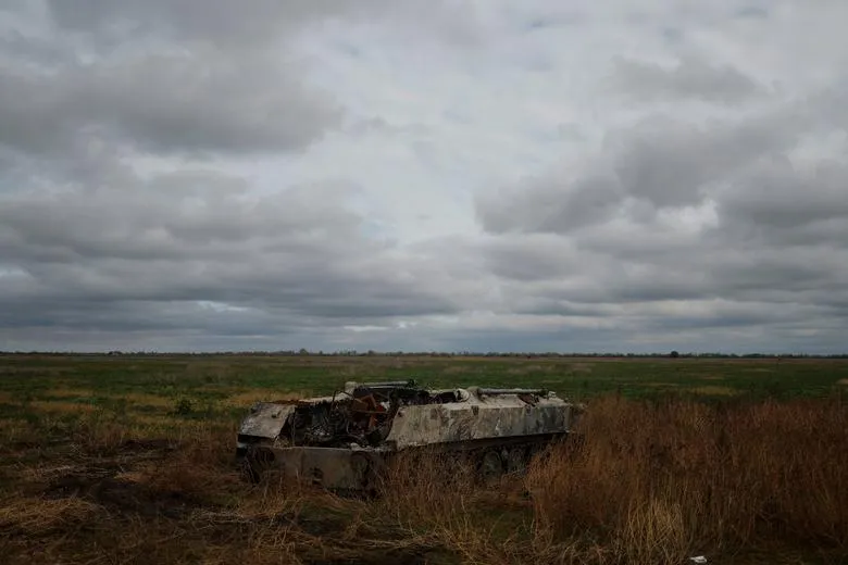 Một xe quân sự bị phá hủy ở tỉnh Mykolaiv. Ảnh: REUTERS