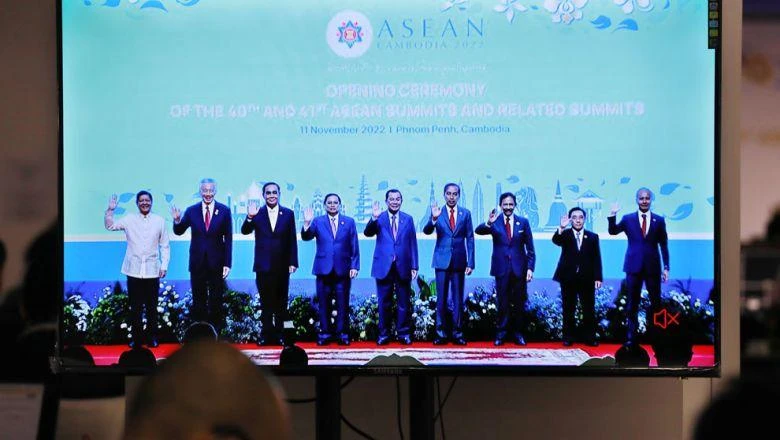 Các nhà lãnh đạo ASEAN trong hội nghị cấp cao ASEAN lần thứ 40 và 41 tại Phnom Penh ngày 11-11. Ảnh: HONG MENEA