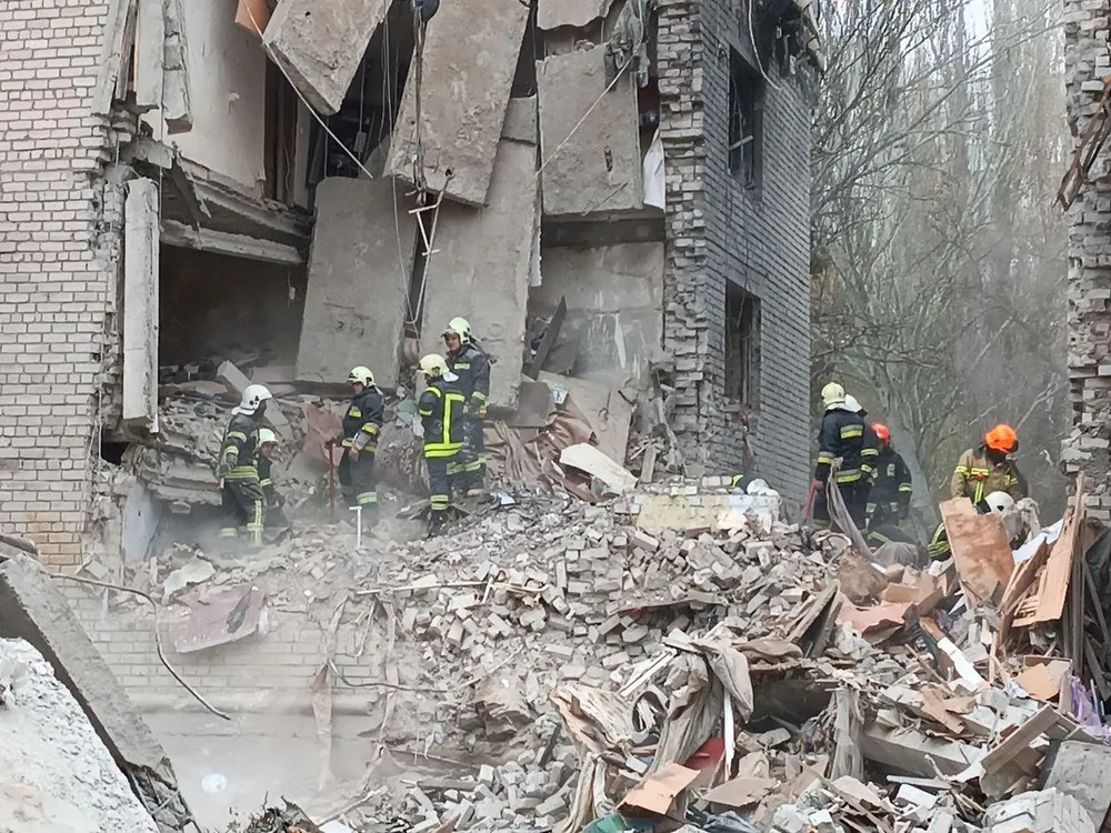 Một tòa nhà bị phá hủy do pháo kích ở TP Mykolaiv (tỉnh Mykolaiv). Ảnh: REUTERS