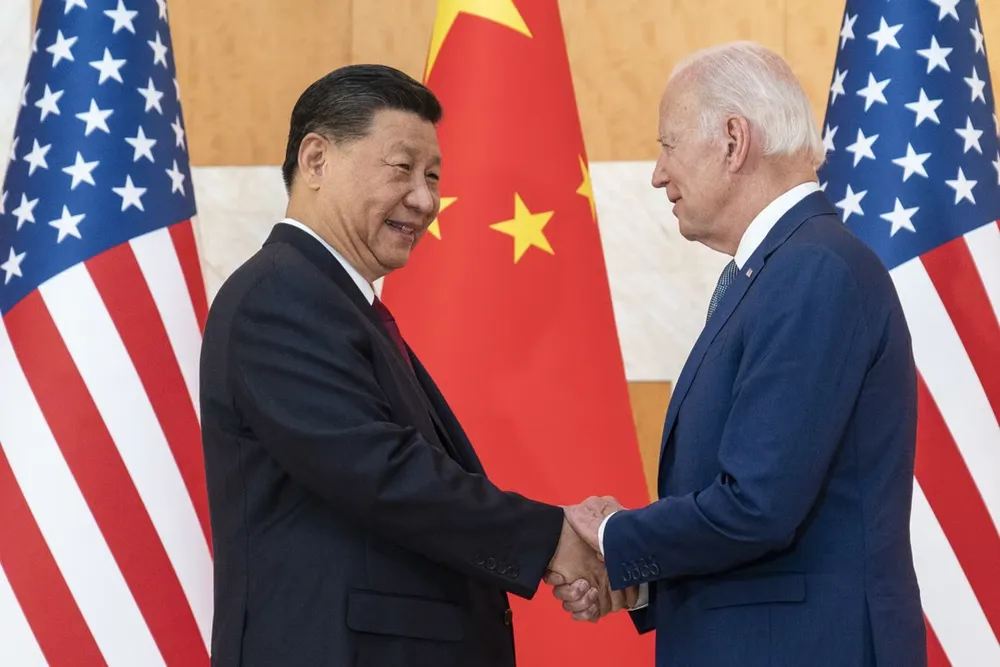 Chủ tịch Trung Quốc Tập Cận Bình (trái) và Tổng thống Mỹ Joe Biden bắt tay nhau trong cuộc gặp ngày 15-11. Ảnh: AP
