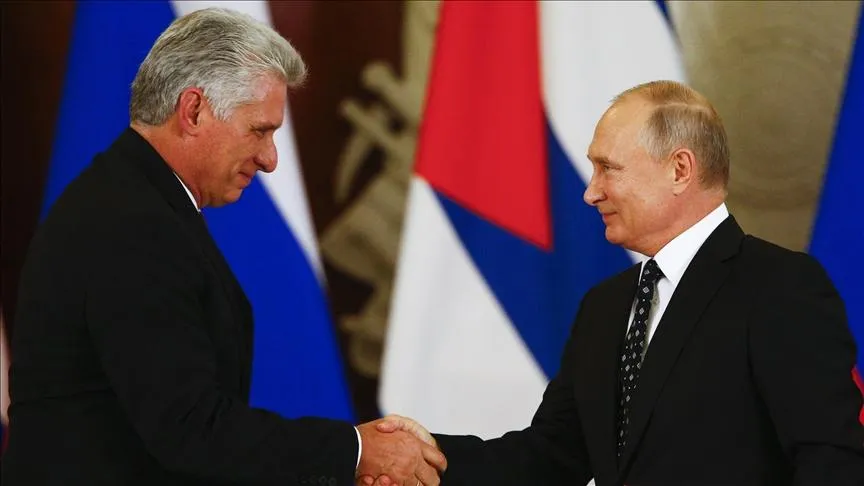 Tổng thống Nga Vladimir Putin (phải) gặp Chủ tịch Cuba - ông Miguel Díaz-Canel y Bermúdez tại Moscow ngày 22-11. Ảnh: AA