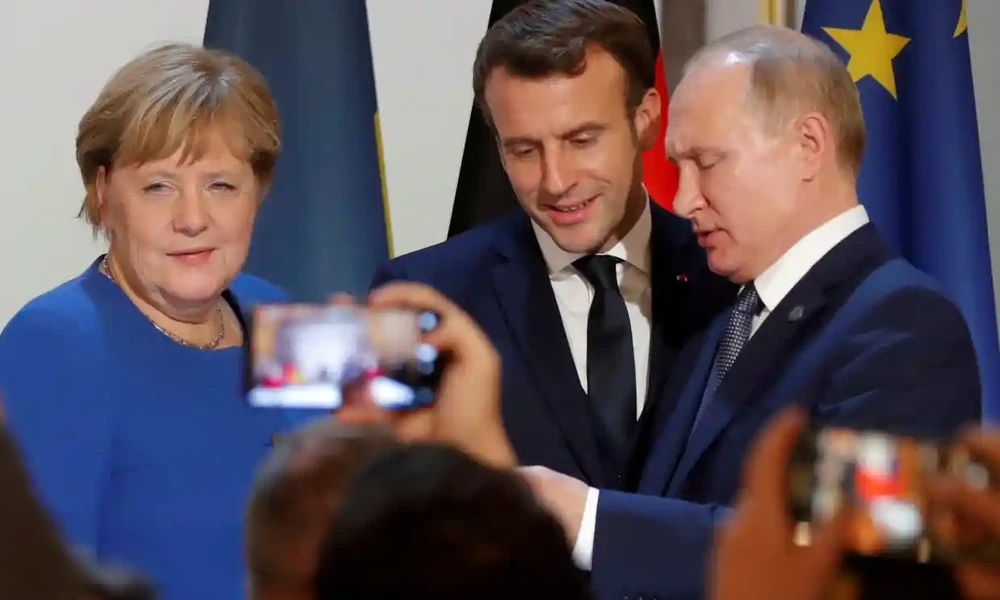 Cựu Thủ tướng Đức Angela Merkel (trái), Tổng thống Pháp Emmanuel Macron (giữa) và Tổng thống Nga Vladimir Putin trong cuộc gặp tháng 12-2019. Ảnh: REUTERS