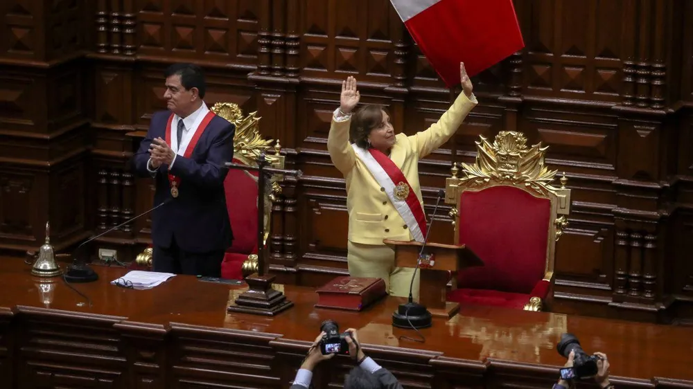 Bà Dina Boluarte tuyên thệ nhậm chức tổng thống Peru. Ảnh: REUTERS Bà Dina Boluarte tuyên thệ nhậm chức tổng thống Peru. Ảnh: REUTERS
