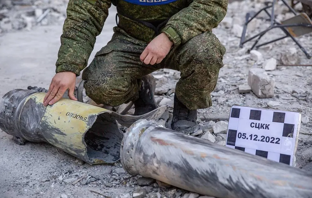 Mảnh vỡ của tên lửa HIMARS ở TP Alchevsk (tỉnh Donetsk). Ảnh: TASS Mảnh vỡ của tên lửa HIMARS ở TP Alchevsk (tỉnh Donetsk). Ảnh: TASS