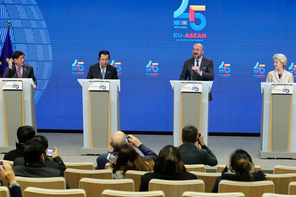 Từ trái sang, Tổng thống Philippines Ferdinand Marcos Jnr, Thủ tướng Campuchia Hun Sen, Chủ tịch Hội đồng châu Âu Charles Michel và Chủ tịch Ủy ban châu Âu Ursula von der Leyen trong một buổi họp báo tại hội nghị thượng đỉnh. Ảnh: AP