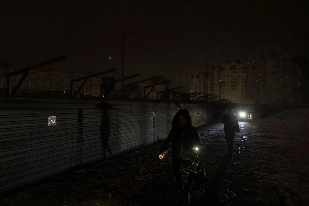 Nhiều khu vực trên khắp lãnh thổ Ukraine bị tấn công bằng tên lửa, dẫn đến mất điện hoàn toàn. Ảnh: REUTERS Nhiều khu vực trên khắp lãnh thổ Ukraine bị tấn công bằng tên lửa, dẫn đến mất điện hoàn toàn. Ảnh: REUTERS