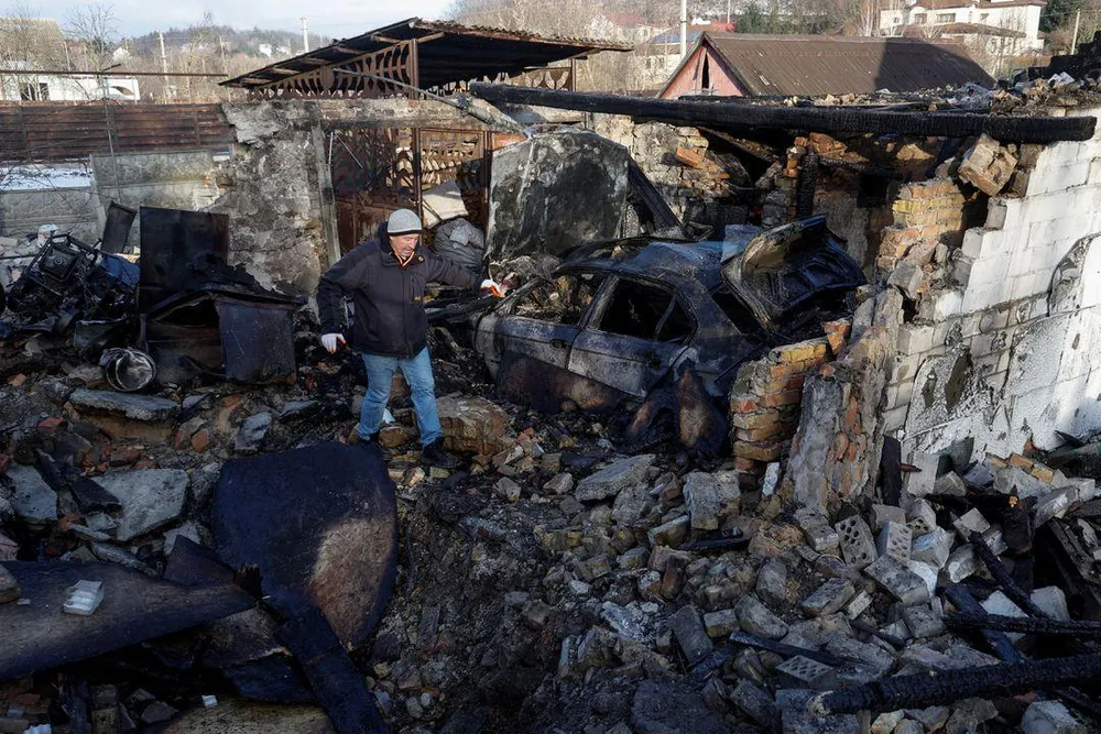 Nhiều công trình dân sự ở TP Kiev bị phá hủy nghiêm trọng sau các đợt tấn công bằng máy bay không người lái. Ảnh: REUTERS