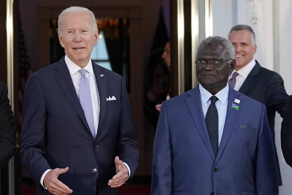 Tổng thống Mỹ Joe Biden (trái) và Thủ tướng quốc đảo Solomon Manasseh Sogavare trong cuộc gặp tại Nhà Trắng hồi tháng 9-2022. Ảnh: AP