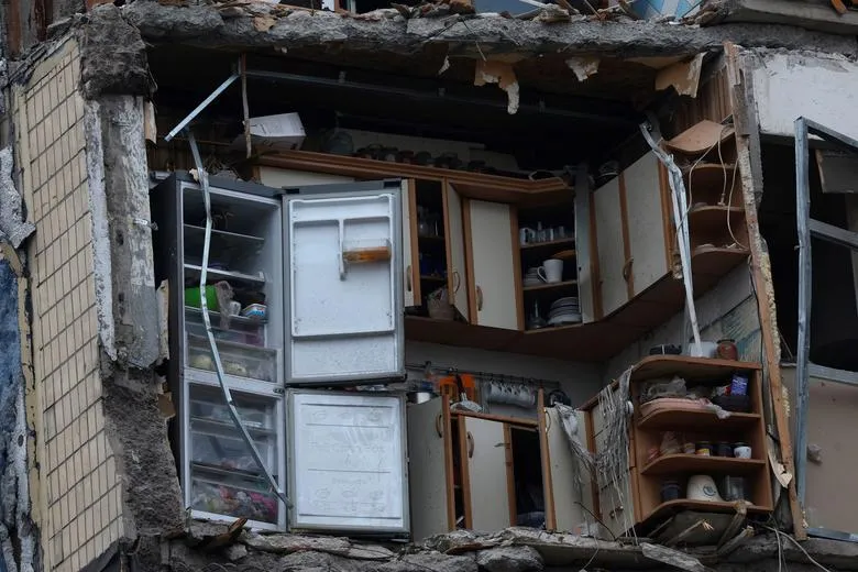 Một tòa nhà ở tỉnh Dnipro bị hư hại nặng nề sau đợt tấn công ngày 18-1. Ảnh: REUTERS