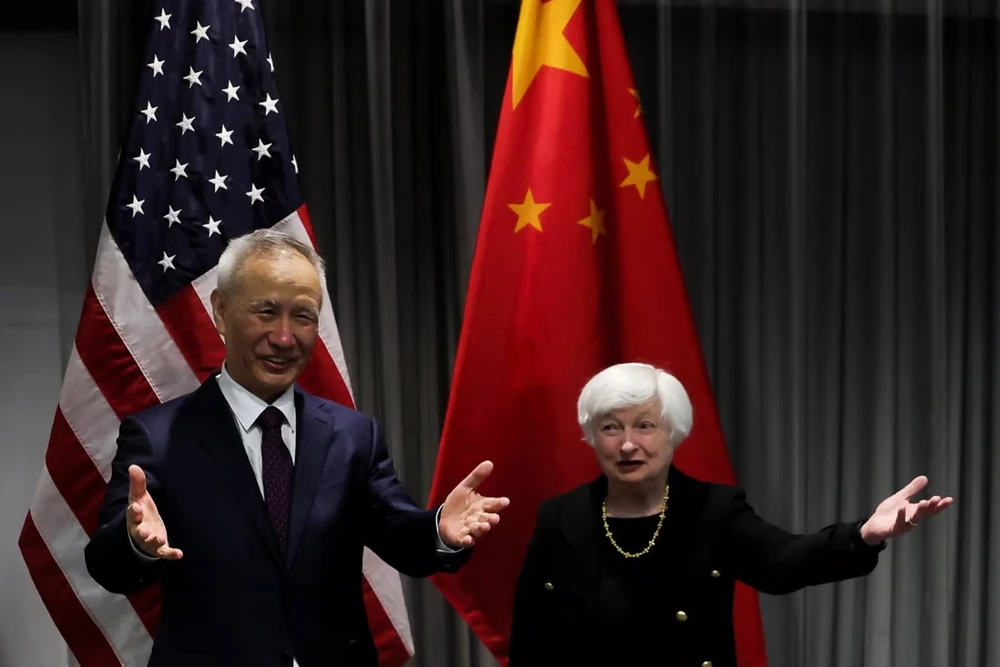 Phó Thủ tướng Trung Quốc Lưu Hạc (trái) và Bộ trưởng Tài chính Mỹ Janet Yellen trong cuộc hội đàm ngày 18-1. Ảnh: REUTERS Phó Thủ tướng Trung Quốc Lưu Hạc (trái) và Bộ trưởng Tài chính Mỹ Janet Yellen trong cuộc hội đàm ngày 18-1. Ảnh: REUTERS