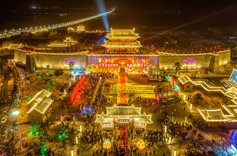 Nhiều người xem buổi trình diễn đèn lồng tại huyện Vận Thành, tỉnh Sơn Đông, Trung Quốc. Ảnh: GETTY IMAGES Nhiều người xem buổi trình diễn đèn lồng tại huyện Vận Thành, tỉnh Sơn Đông, Trung Quốc. Ảnh: GETTY IMAGES