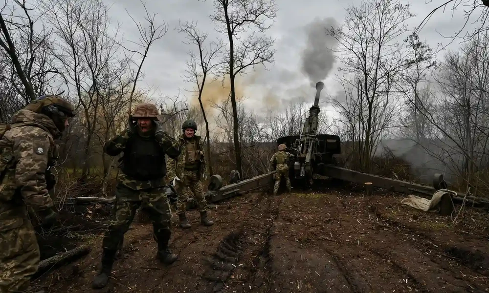 Binh sĩ Ukraine nã pháo về phía quân đội Nga ở tỉnh Zaporizhia. Ảnh: REUTERS Binh sĩ Ukraine nã pháo về phía quân đội Nga ở tỉnh Zaporizhia. Ảnh: REUTERS