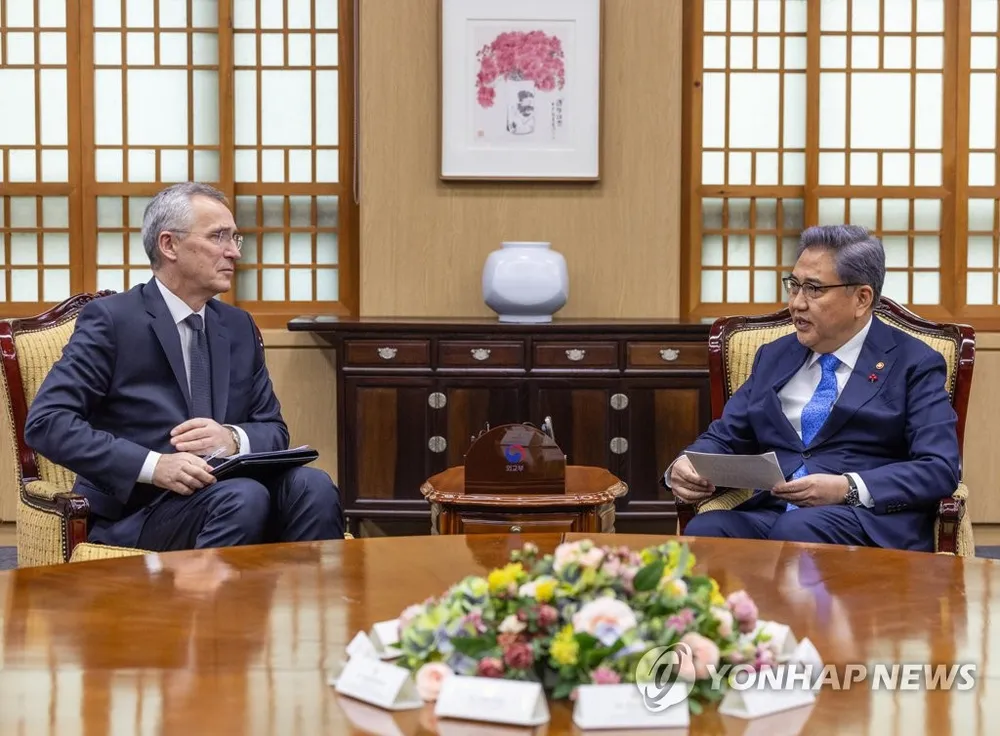 Tổng thư ký Tổ chức Hiệp ước Bắc Đại Tây Dương Jens Stoltenberg (trái) nói chuyện với Ngoại trưởng Hàn Quốc Park Jin ở Seoul ngày 29-1. Ảnh: YONHAP Tổng thư ký Tổ chức Hiệp ước Bắc Đại Tây Dương Jens Stoltenberg (trái) nói chuyện với Ngoại trưởng Hàn Quốc Park Jin ở Seoul ngày 29-1. Ảnh: YONHAP