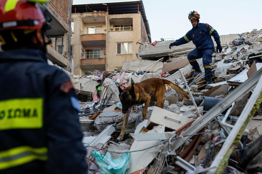 Các tình nguyện viên của đội cứu hộ Hy Lạp đến Thổ Nhĩ Kỳ để hỗ trợ công tác cứu nạn. Ảnh: REUTERS