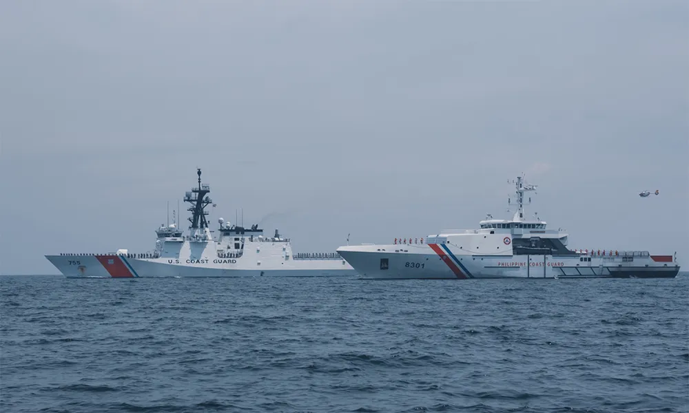 Tàu tuần duyên Mỹ (trái) và tàu cảnh sát biển Philippines trên Biển Đông vào tháng 8-2021. Ảnh: USCG.