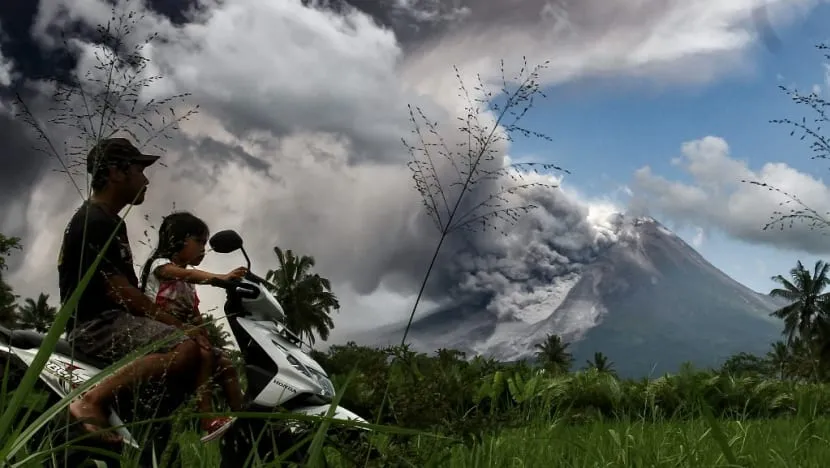 Khói dày đặc bao phủ miệng núi lửa Merapi ở Indonesia. Ảnh: CHANNEL NEWSASIA Indonesia's Merapi volcano erupts, covers villages in ash