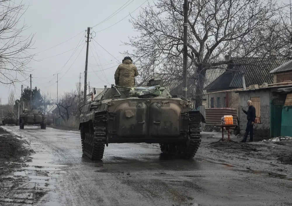 Quân nhân Ukraine lái xe chiến đấu bộ binh BMP-2 gần Bakhmut. Ảnh: REUTERS