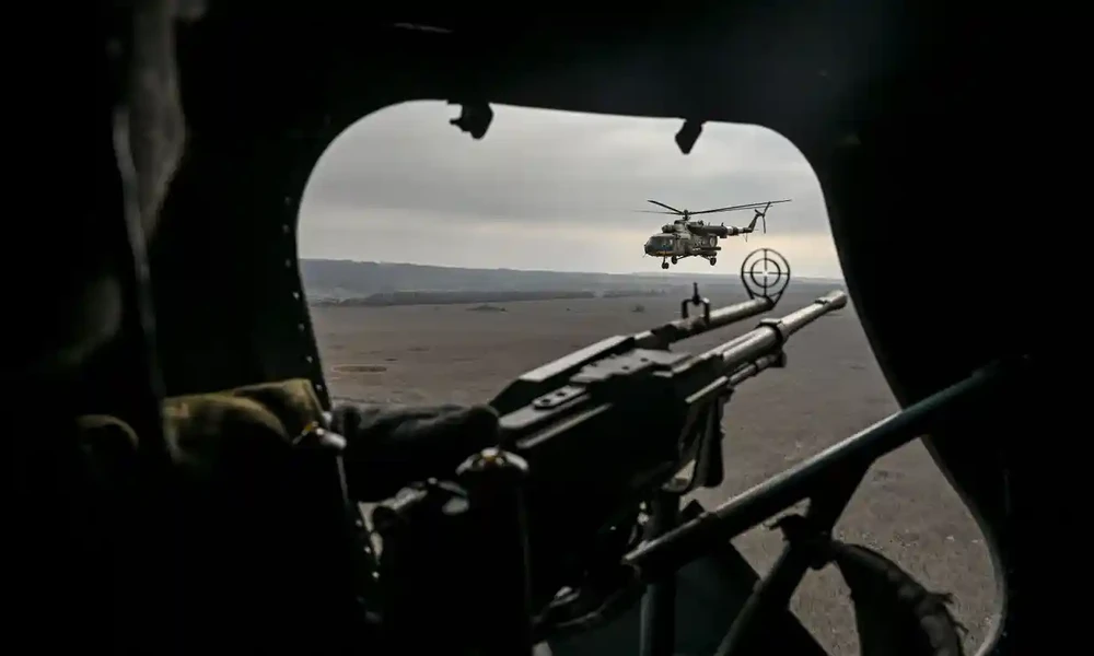 Xạ thủ Ukraine theo dõi một trực thăng bay qua mặt trận phía đông. Ảnh: AFP