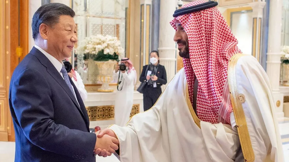 Thái tử Saudi Arabia - ông Mohammed Bin Salman (trái) bắt tay Chủ tịch Trung Quốc Tập Cận Bình tại hội nghị thượng đỉnh Trung Quốc-Ả Rập ở Riyadh ngày 9-12-2022. Ảnh: REUTERS