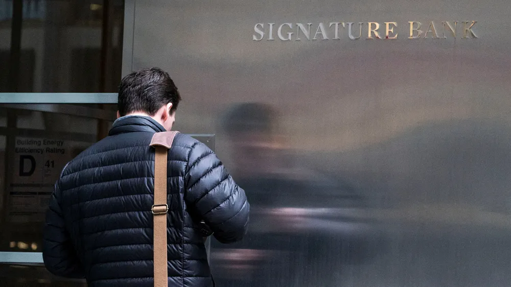 Trụ sở Ngân hàng Signature ở bang New York. Ảnh: REUTERS