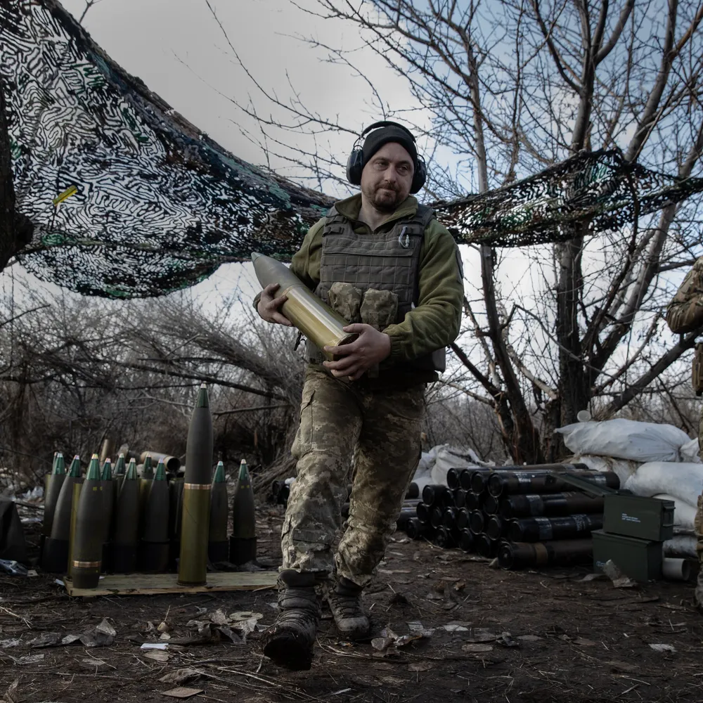 Lữ đoàn tấn công của Ukraine bắn một lựu pháo 105mm của Anh về phía Nga ở thành phố Bakhmut. Ảnh: THE NEW YORK TIMES