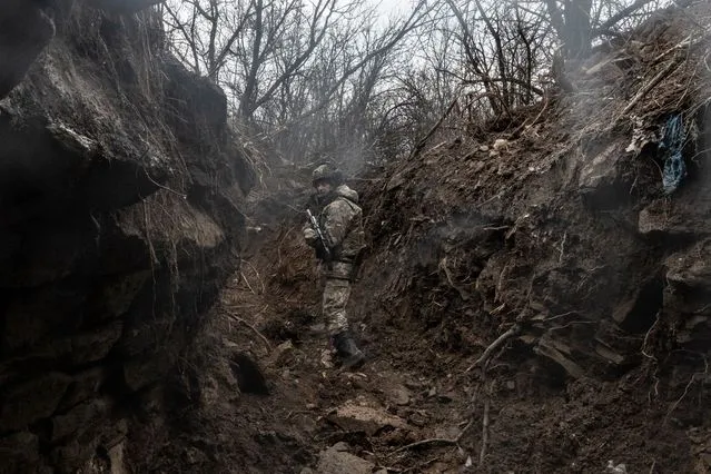 Binh sĩ Ukraine đứng trong một chiến hào ở TP Bakhmut ở Ukraine sau khi đạn pháo của Nga rơi xuống gần đó. Ảnh: WSJ Binh sĩ Ukraine đứng trong một chiến hào ở TP Bakhmut ở Ukraine sau khi đạn pháo của Nga rơi xuống gần đó. Ảnh: WSJ