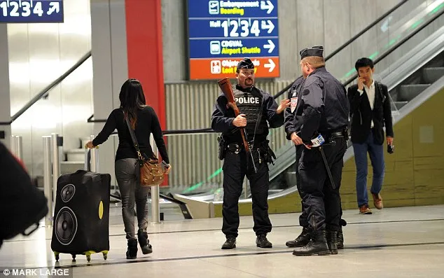 Lực lượng an ninh sơ tán sân bay Charles de Gaulle sau khi phát hiện ra một gói hàng đáng ngờ hồi tháng 12-2016. Ảnh: MARK LARGE/DAILY MAIL