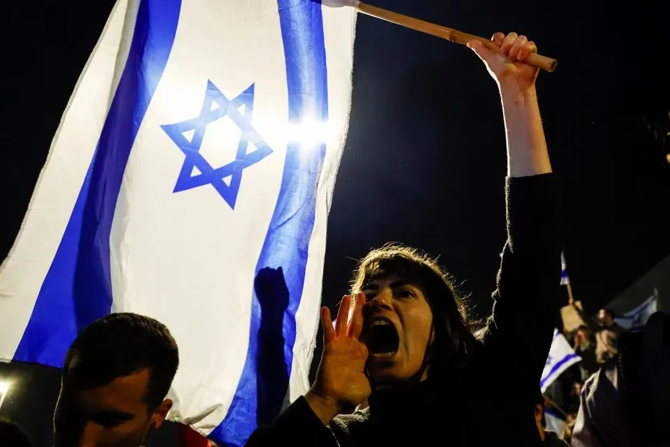 Nhiều người đã xuống đường biểu tình để phản đối việc Thủ tướng Israel - ông Benjamin Netanyahu sa thải Bộ trưởng Quốc phòng Yoav Gallant. Ảnh: REUTERS