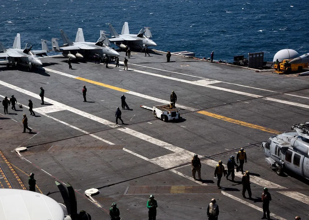 Máy bay F-18 Super Hornet của Hải quân Mỹ trên sàn đáp tàu sân bay USS Nimitz trong cuộc tập trận Mỹ-Hàn ngoài khơi Hàn Quốc vào ngày 27-3. Ảnh: BLOOMBERG. Máy bay F-18 Super Hornet của Hải quân Mỹ trên sàn đáp tàu sân bay USS Nimitz trong cuộc tập trận Mỹ-Hàn ngoài khơi Hàn Quốc vào ngày 27-3. Ảnh: BLOOMBERG.