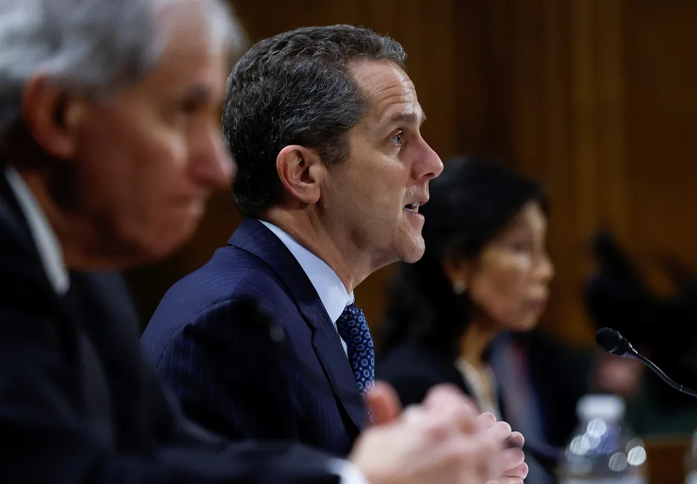 Phó Chủ tịch Giám sát của Cục Dự trữ Liên bang Mỹ - ông Michael S. Barr điều trần trước Uỷ ban Ngân hàng, Gia cư và Các vấn đề Đô thị Thượng viện Mỹ ngày 28-3 về sự sụp đổ của Silicon Valley và những biến động gần đây của ngành ngân hàng. Ảnh: REUTERS