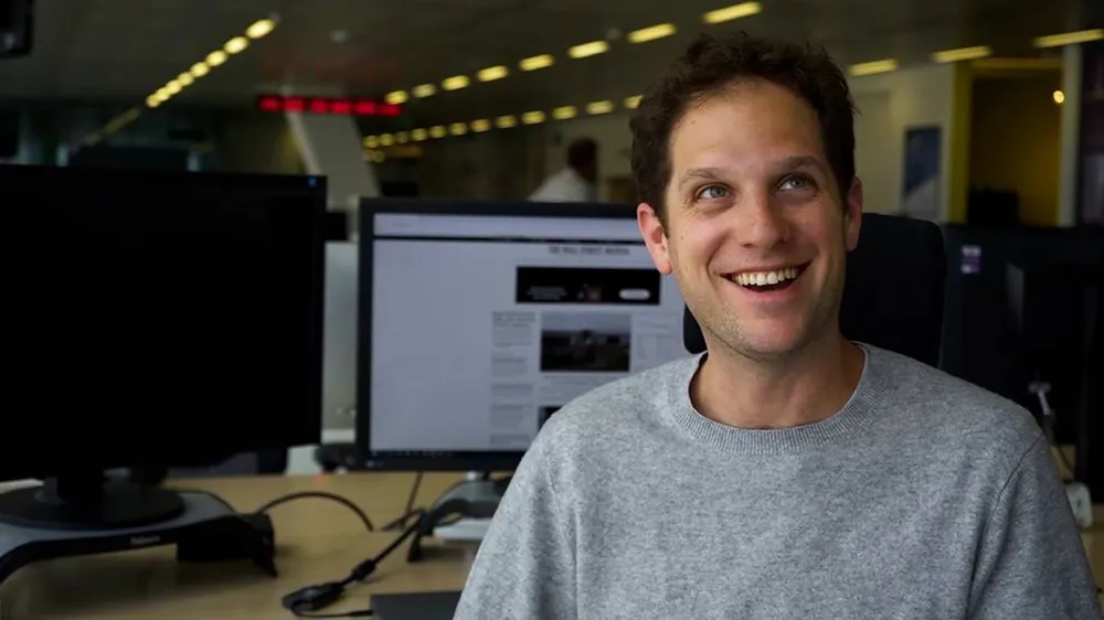 Ông Evan Gershkovich là nhà báo Mỹ đầu tiên bị Nga cáo buộc làm gián điệp kể từ sau Chiến tranh lạnh. Ảnh: CNN Evan Gershkovich's arrest marks the first time an American journalist has been detained on accusations by Moscow of spying since the Cold War.