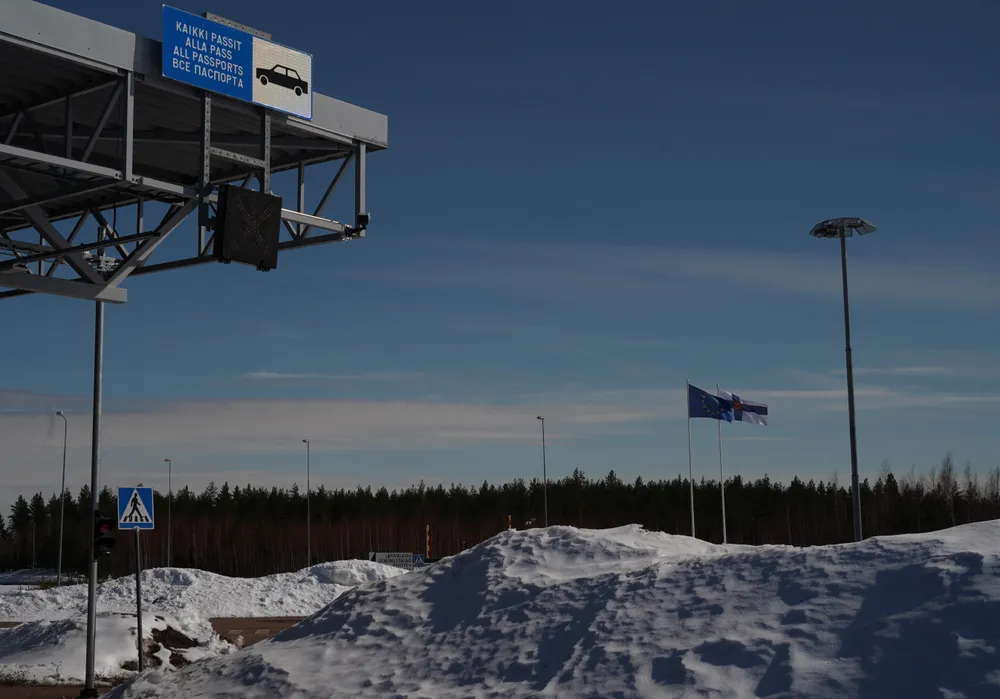 Cờ Phần Lan và Liên minh Châu Âu tung bay tại cửa khẩu biên giới giữa Phần Lan và Nga, sau khi Phần Lan trở thành thành viên của NATO vào ngày 4-4. Ảnh: REUTERS