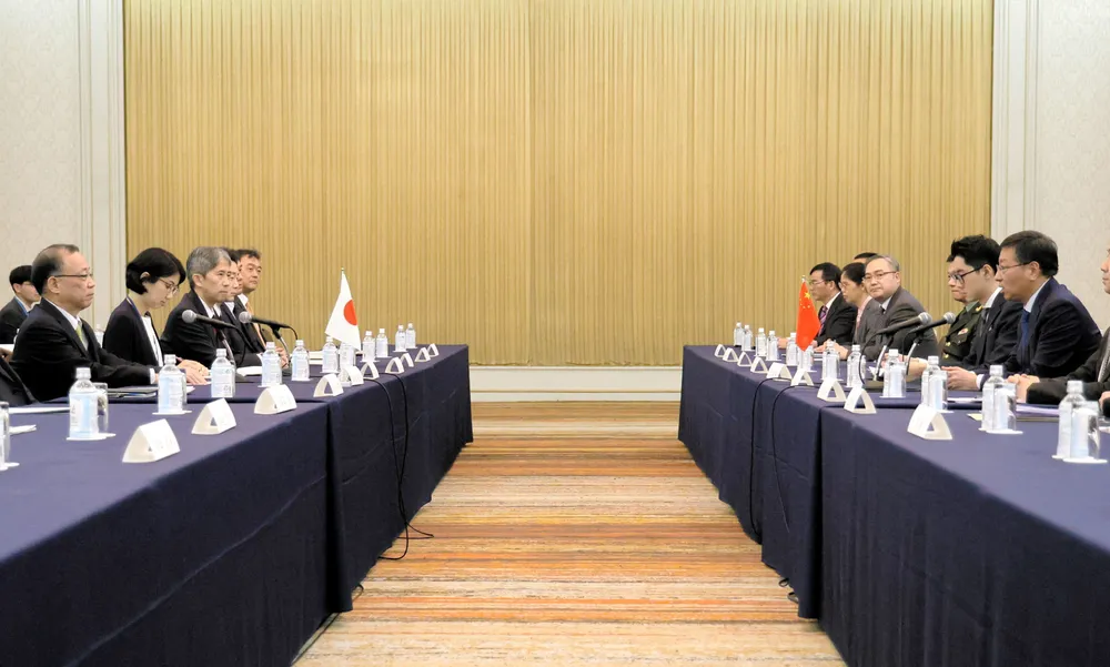 Phái đoàn Nhật và TQ tại buổi hội đàm ở Tokyo về vấn đề hàng hải ở vùng biển tranh chấp Hoa Đông ngày 10-4. Ảnh: REUTERS