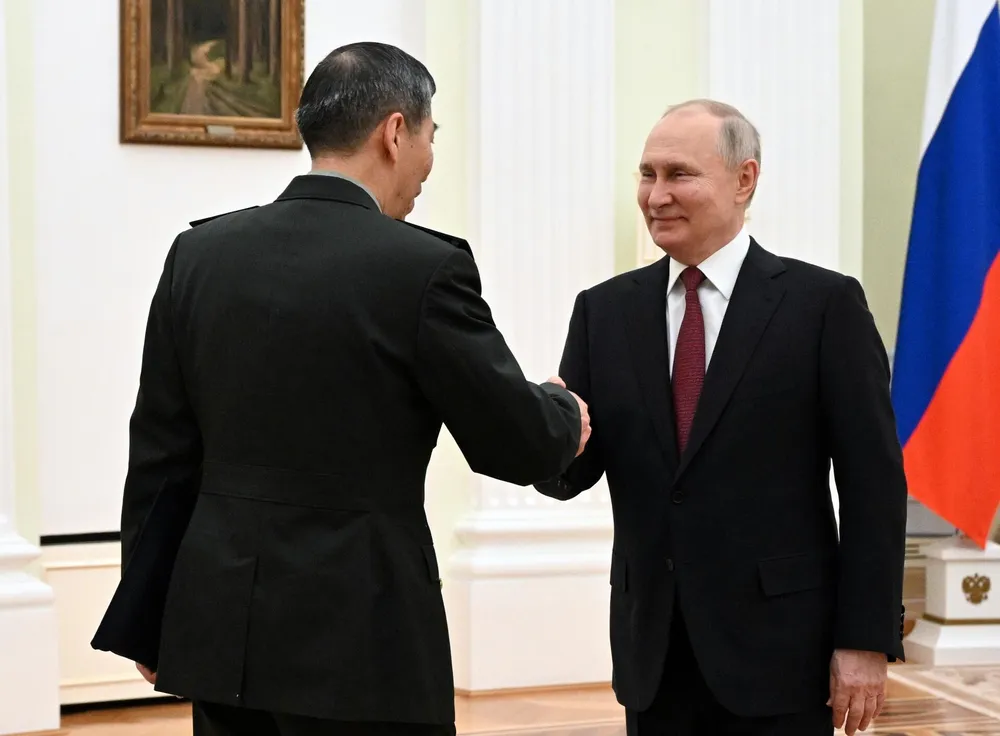 Bộ trưởng Quốc phòng TQ Lý Thượng Phúc (trái) và Tổng thống Nga Vladimir Putin bắt tay nhau trong cuộc gặp mặt tại Moscow (Nga) ngày 16-4. Ảnh: SPUTNIK Bộ trưởng Quốc phòng TQ Lý Thượng Phúc (trái) và Tổng thống Nga Vladimir Putin bắt tay nhau trong cuộc gặp mặt tại Moscow (Nga) ngày 16-4. Ảnh: SPUTNIK