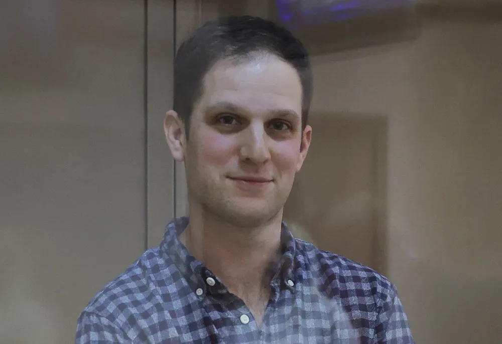 Phóng viên người Mỹ làm việc tại tờ The Wall Street Journal - ông Evan Gershkovich, đang bị giam giữ tại Nga với cáo buộc làm gián điệp cho Mỹ. Ảnh: REUTERS Phóng viên người Mỹ làm việc tại tờ The Wall Street Journal - ông Evan Gershkovich, đang bị giam giữ tại Nga với cáo buộc làm gián điệp cho Mỹ. Ảnh: REUTERS