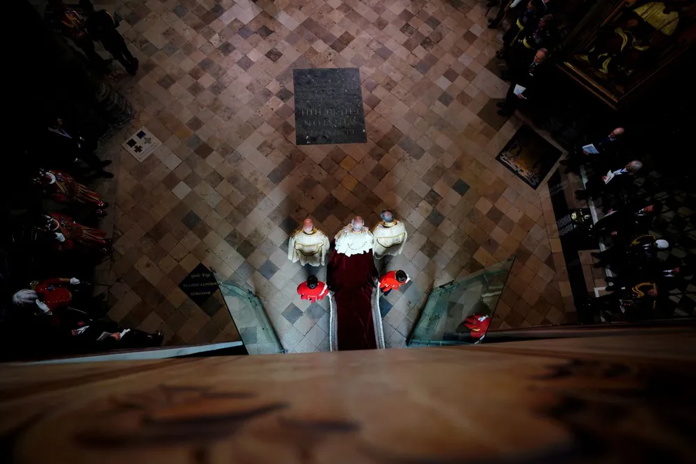 Nhà vua bước vào Tu viện Westminster để làm lễ đăng cơ. Ảnh: CNN