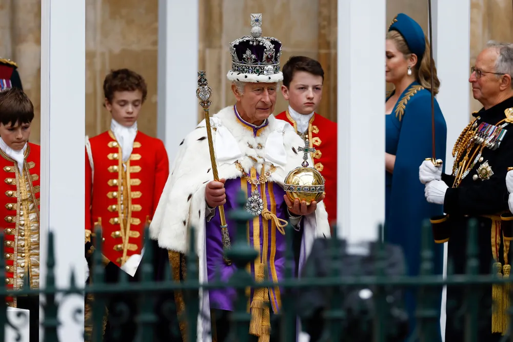 Vua Charles III khởi hành từ Tu viện Westminster trở lại Cung điện Buckingham sau lễ đăng cơ. Ảnh: CNN