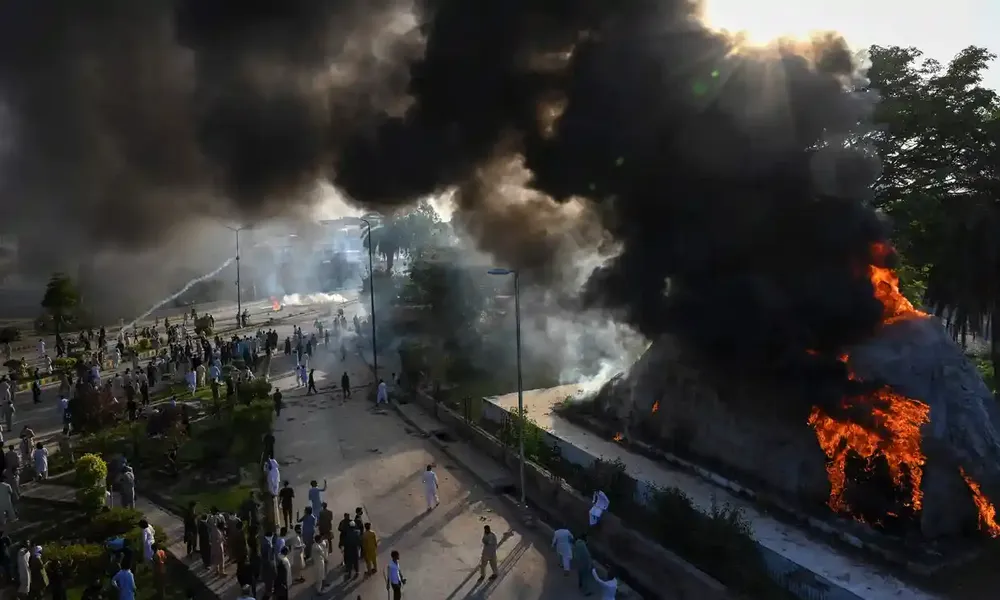 Khói đen bốc lên sau các vụ đốt phá ở TP Peshawar. Ảnh: AFP Khói đen bốc lên sau các vụ đốt phá ở TP Peshawar. Ảnh: AFP