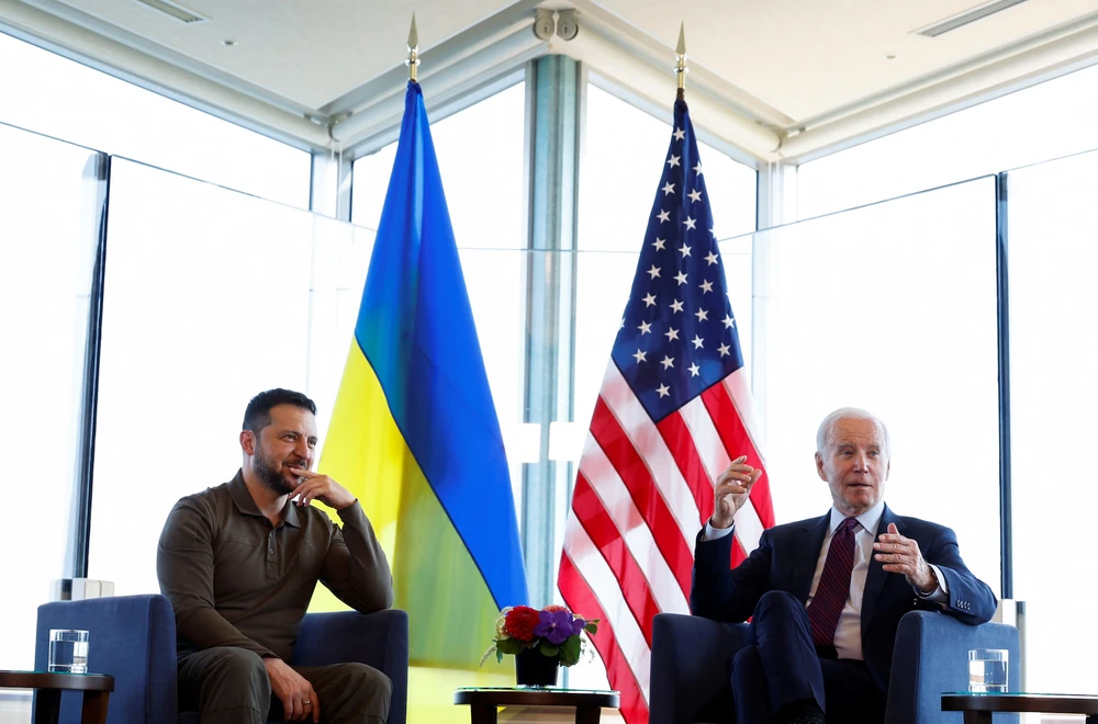 Tổng thống Ukraine Volodymyr Zelensky (trái) gặp Tổng thống Mỹ Joe Biden ngày 21-5. Ảnh: REUTERS