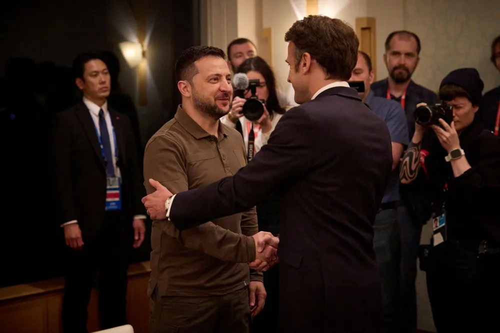 Tổng thống Ukraine Volodymyr Zelensky (trái) bắt tay Tổng thống Pháp Emmanuel Macron tại hội nghị G7 ở Hiroshima hôm 20-5. Ảnh: REUTERS Tổng thống Ukraine Volodymyr Zelensky (trái) bắt tay Tổng thống Pháp Emmanuel Macron tại hội nghị G7 ở Hiroshima hôm 20-5. Ảnh: REUTERS