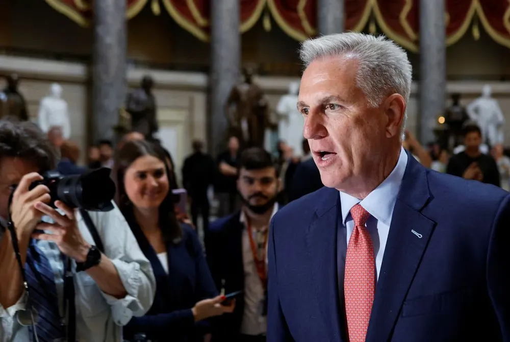 Chủ tịch Hạ viện Kevin McCarthy trả lời báo giới ngày 24-5. Ảnh: REUTERS
