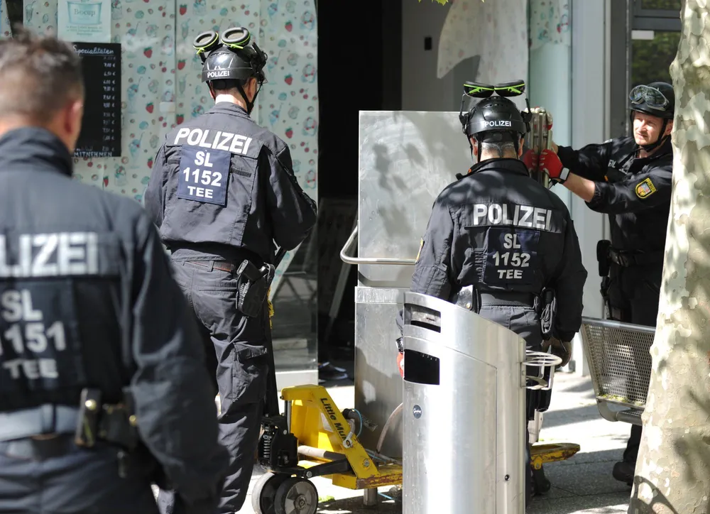 Cảnh sát Đức thu giữ bằng chứng trong một cuộc truy quét các thành viên thuộc băng đảng mafia Ý Ndrangheta vào ngày 3-5. Ảnh: SOUTH CHINA MORNING POST