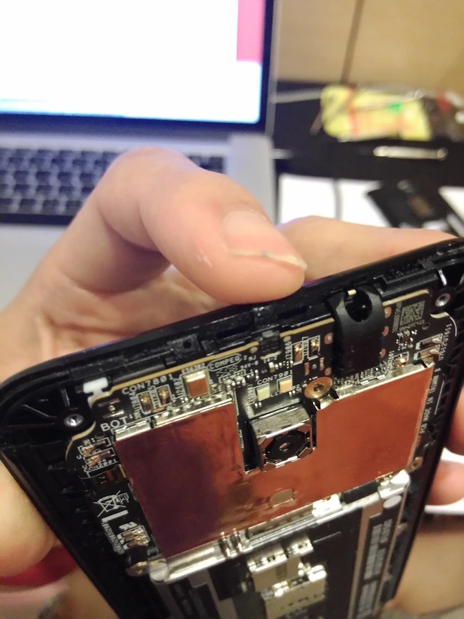 Cận cảnh quá trình “xẻ thịt” Zenfone 2 ảnh 1