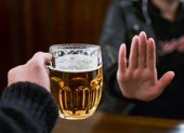 Coi chừng lây bệnh vì uống chung ly bia