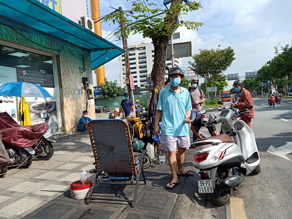 Bình ắc quy, săm lốp xe cháy hàng trong sáng ngày 1-10 ảnh 5