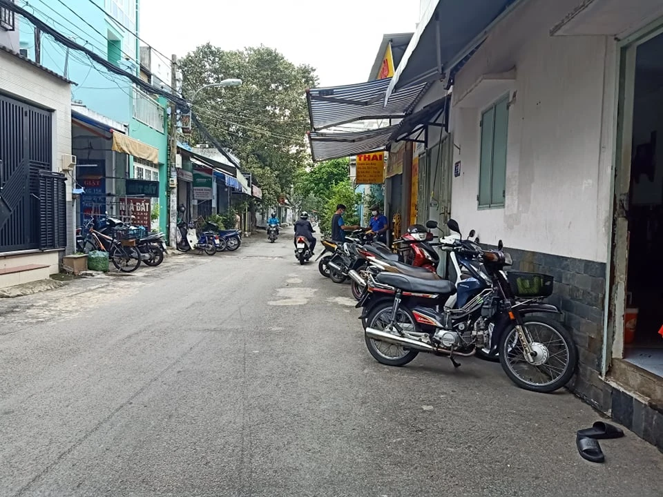 Bình ắc quy, săm lốp xe cháy hàng trong sáng ngày 1-10 ảnh 2