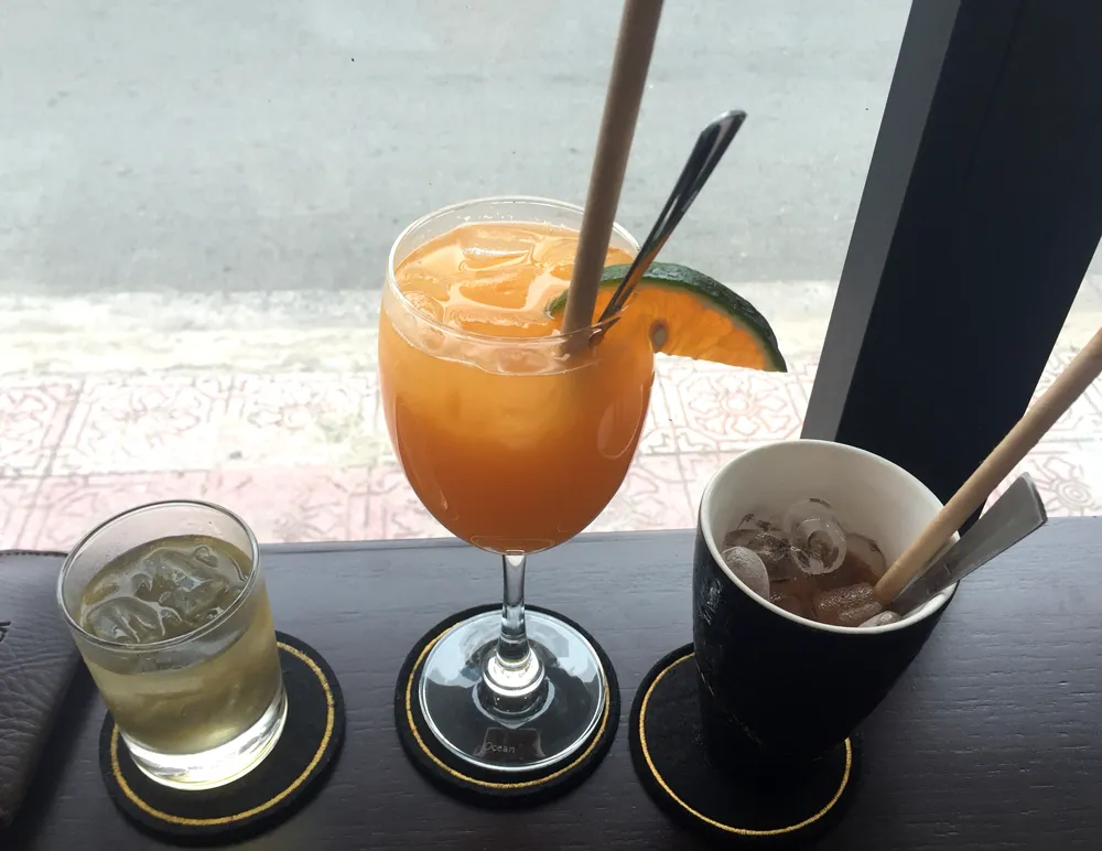 Nước cam và cà phê có thể hữu ích cho những người bị túi mật. Ảnh: NHẬT LINH