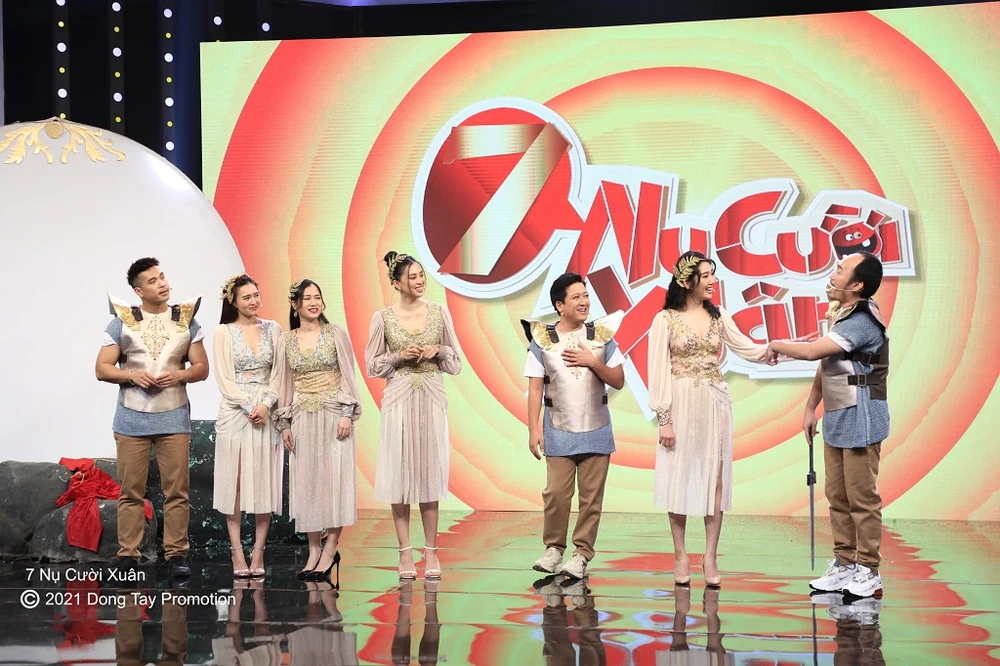 Hoa hậu Tiểu Vy tỏa sáng tại '7 nụ cười xuân' mùa 5 ảnh 2